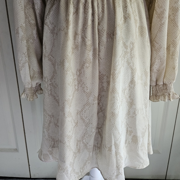 Banana Republic Smocked Ruffle Tan Snake Print Long Sleeve Dress Size Medium - Picture 8 of 13